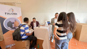 Stand di Falone Costruzioni al Career Day Unicam 2024, con studenti universitari e recruiter dell’azienda